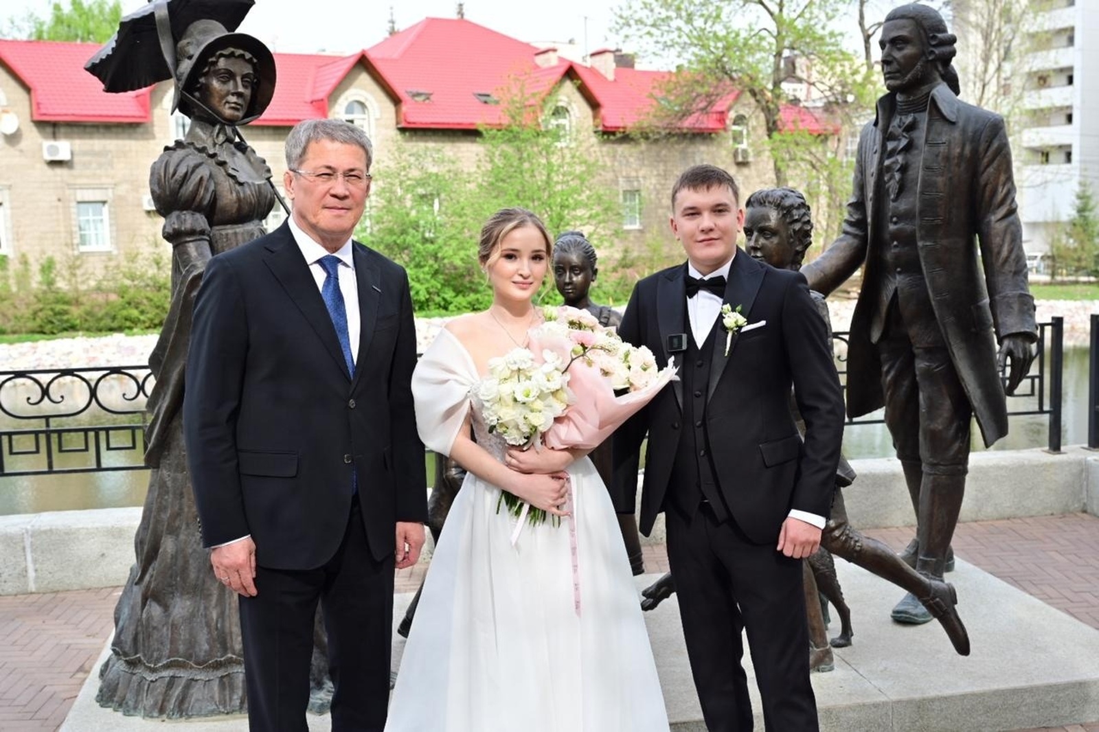 Глава Башкирии Радий Хабиров поздравил с бракосочетанием участника СВО