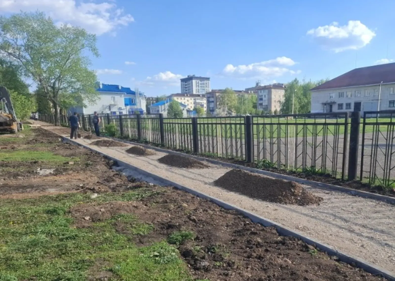 В Туймазах ведутся работы по благоустройству около школы №8