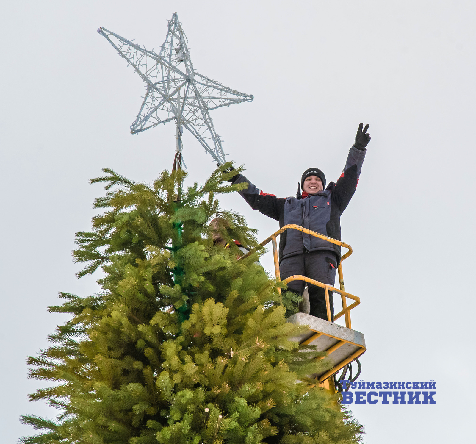 В Туймазах возводят новогодний городок