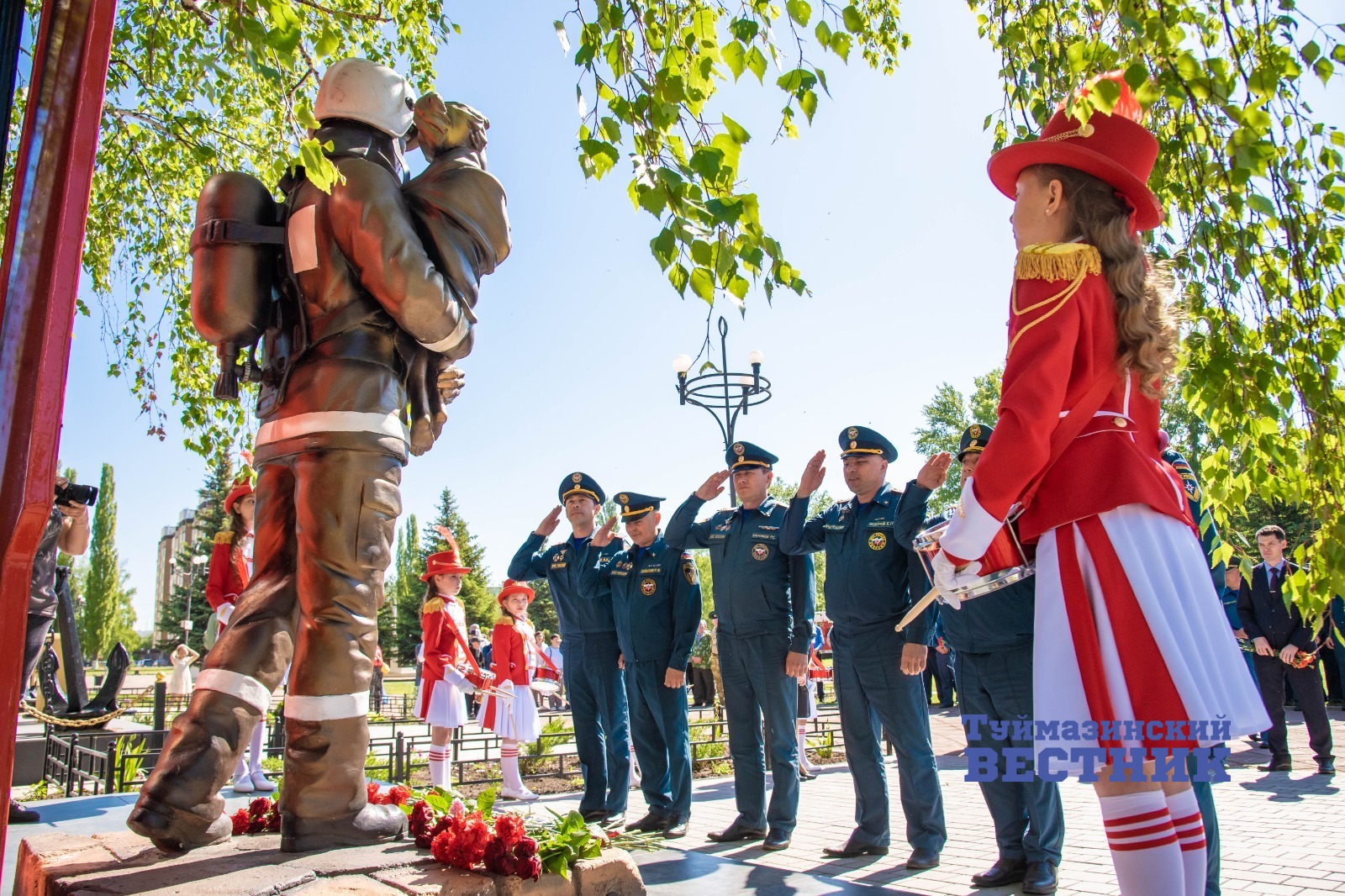 В Туймазах торжественно открыли памятник пожарным и спасателям