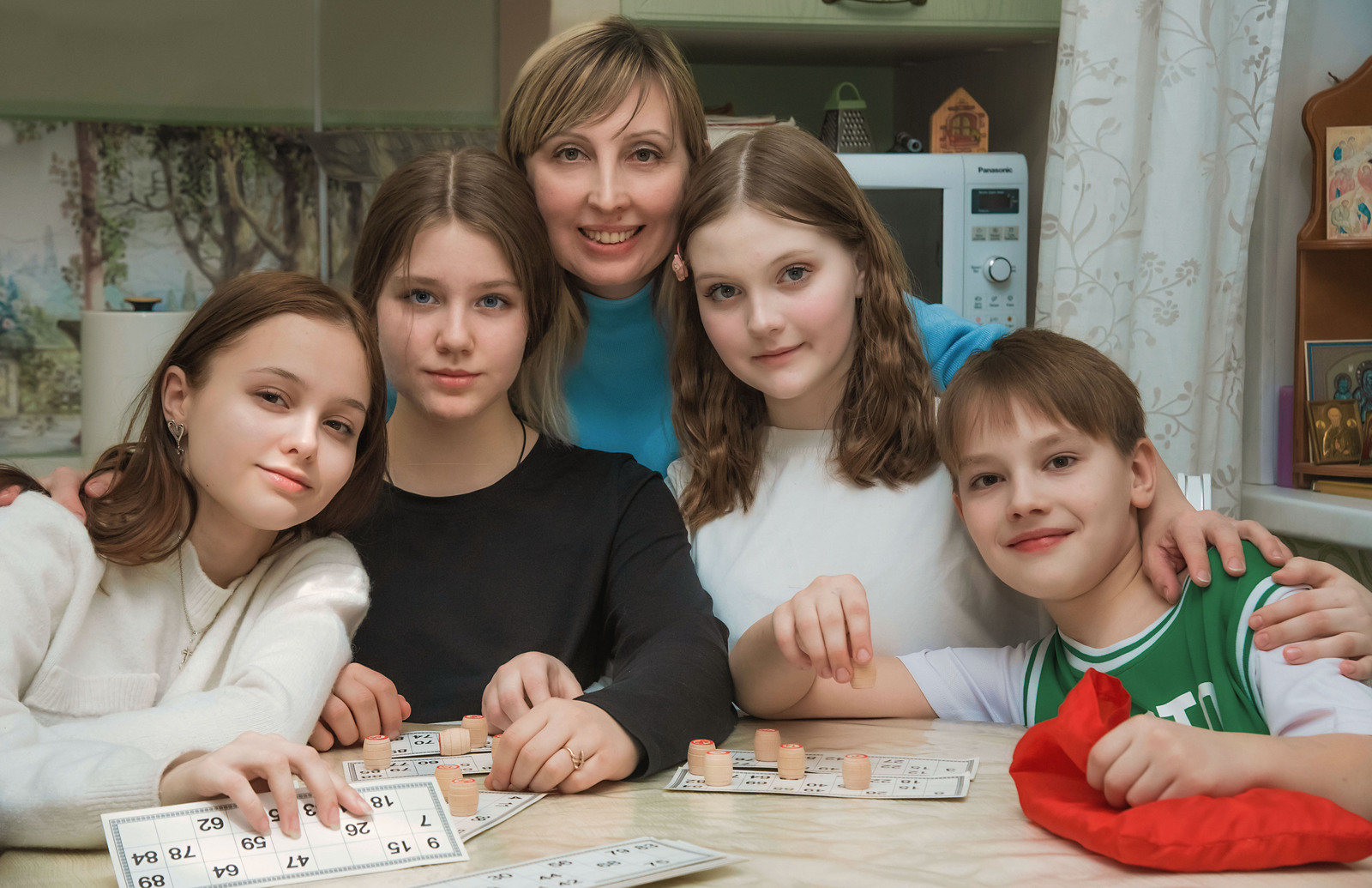 Любви хватит на всех: семья из Туймазов взяла под опеку двух сестер