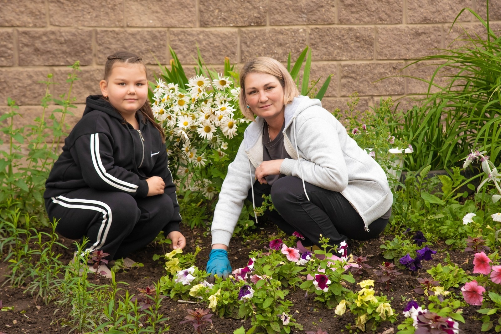 В Туймазах сборщица мебели выращивает цветы во дворе многоэтажки