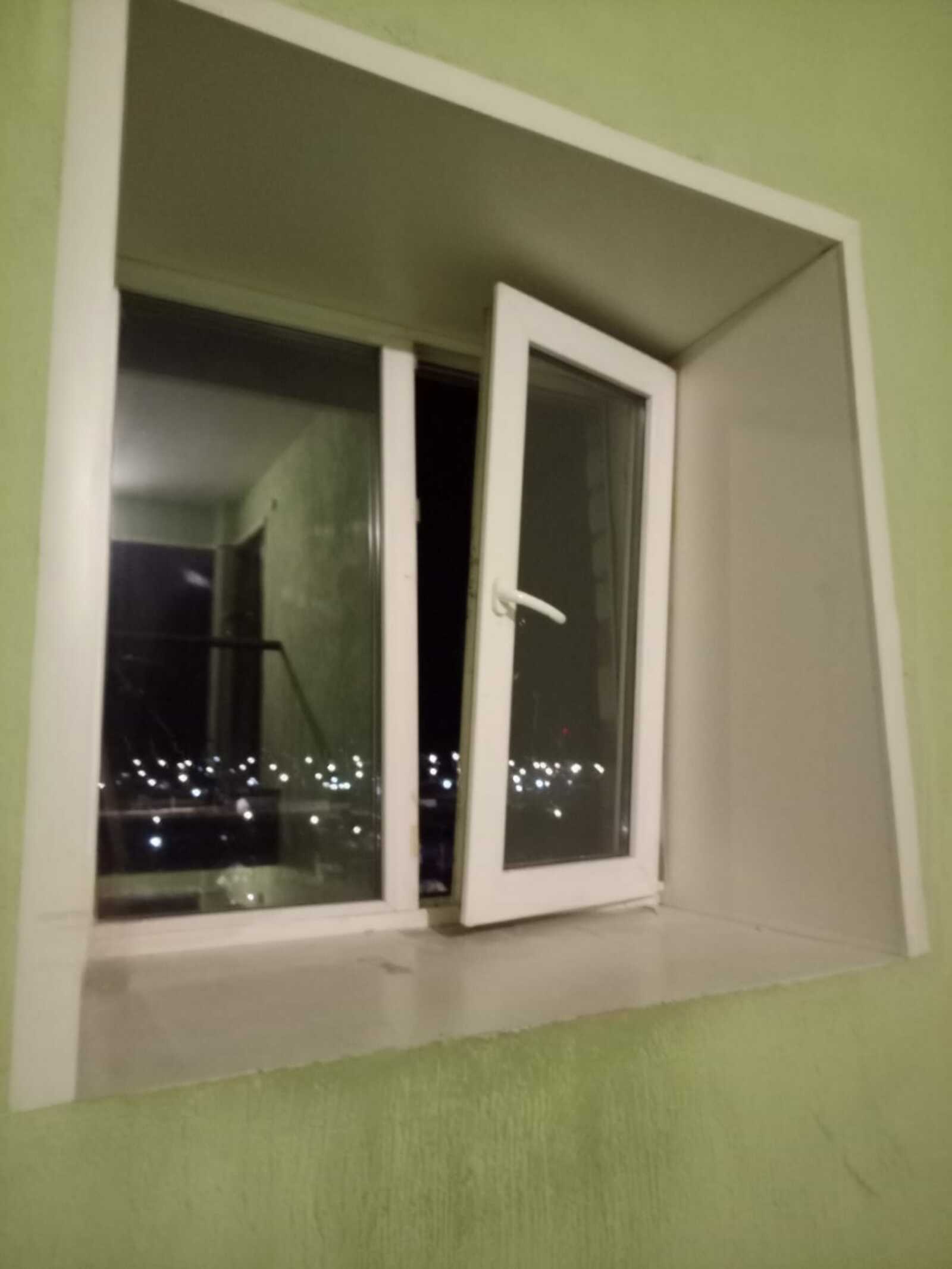 Сосед открывает окно в подъезде: мы мерзнем, а ему все равно