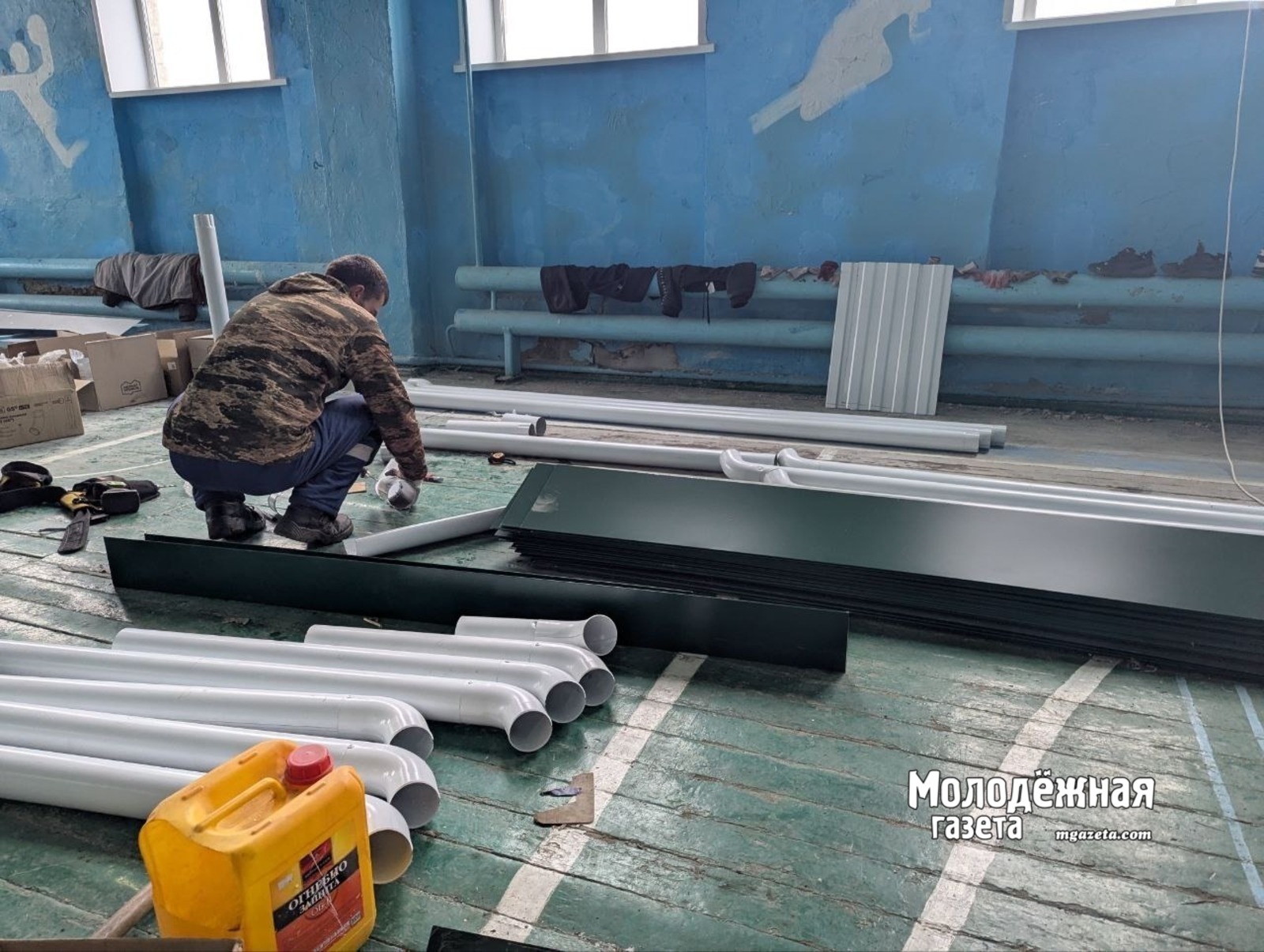 Строители из Башкирии ремонтируют школу в ЛНР