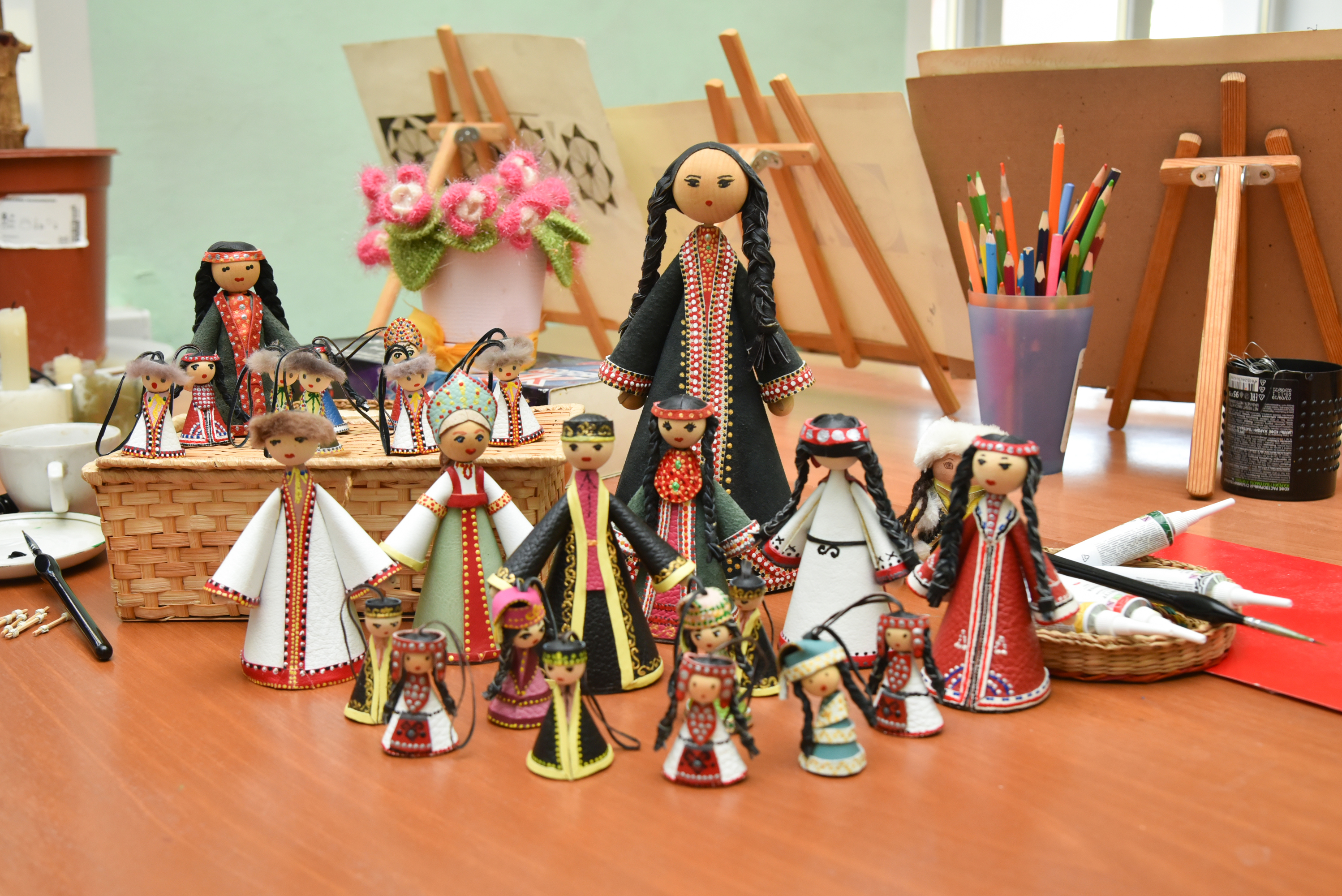 Жительница Туймазов делает национальные куклы-сувениры