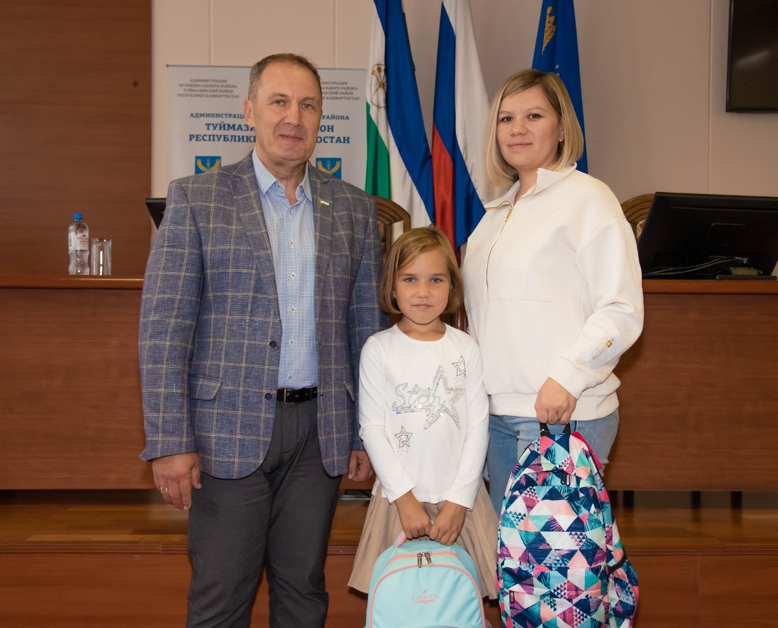 В Туймазах глава совета района вручил подарок первоклашке из многодетной семьи