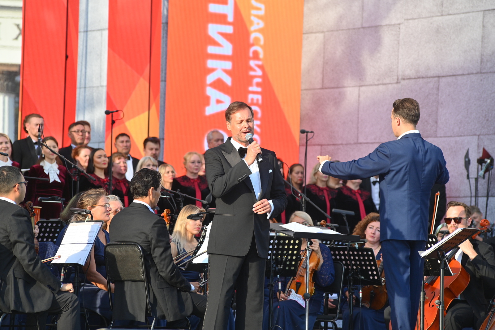 Аскар Абдразаков спел песни военных лет на фестивале классической музыки в Уфе