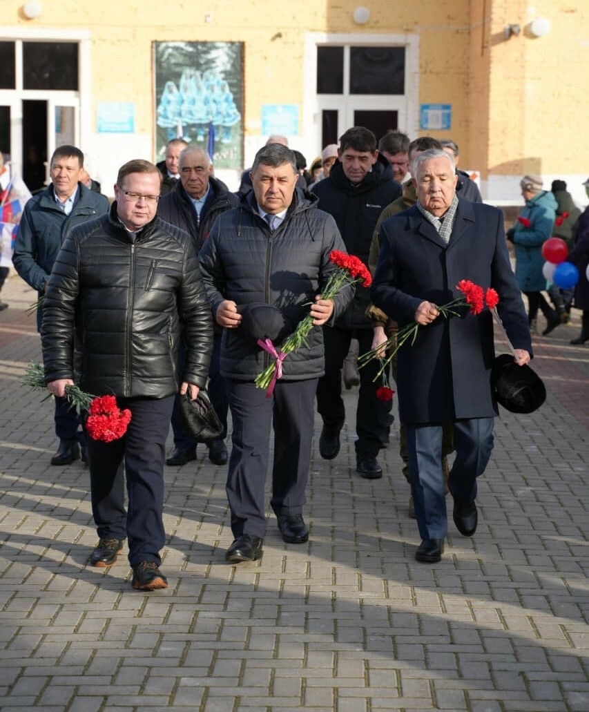 Глава администрации Туймазинского района возложил цветы к обелиску