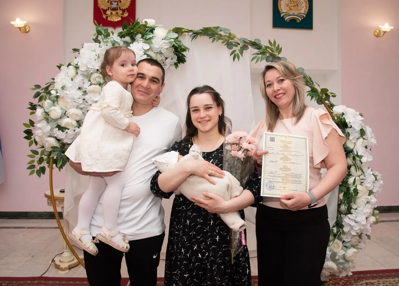 В Туймазах в День семьи родителям вручили свидетельство о рождении ребенка