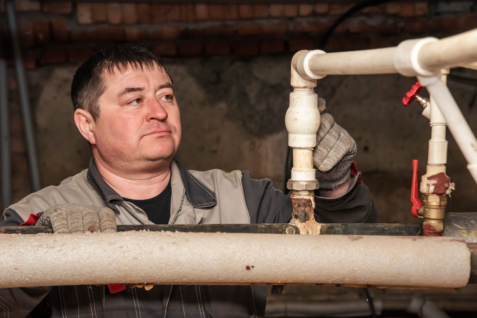 В Туймазах слесарь аварийной бригады ЖКХ рассказал про «горячее» время