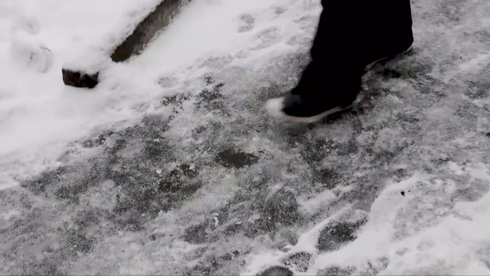 Жителям Башкирии напомнили о правилах безопасности во время гололеда