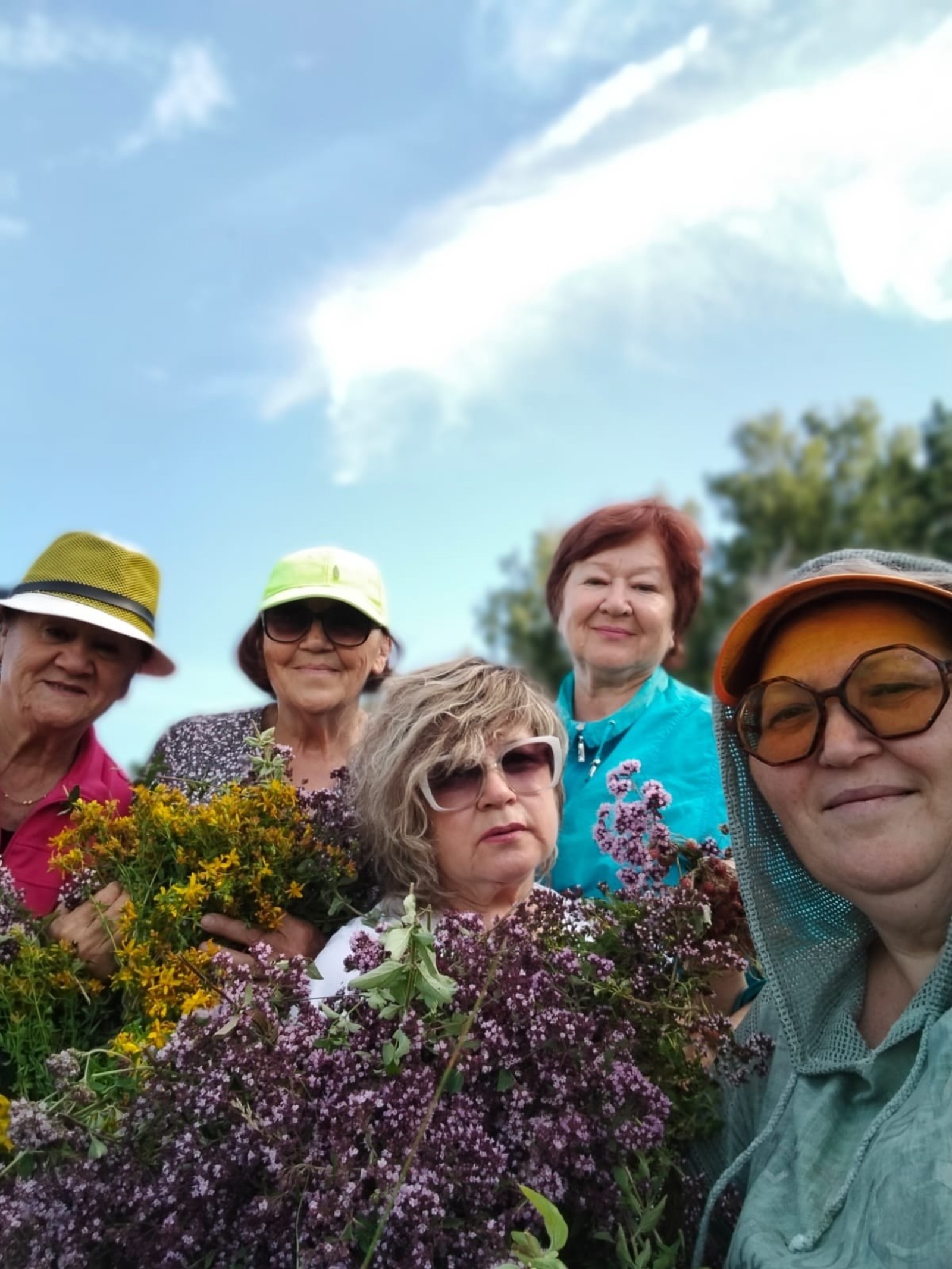 В Башкирии волонтеры собирают лекарственные травы для бойцов СВО