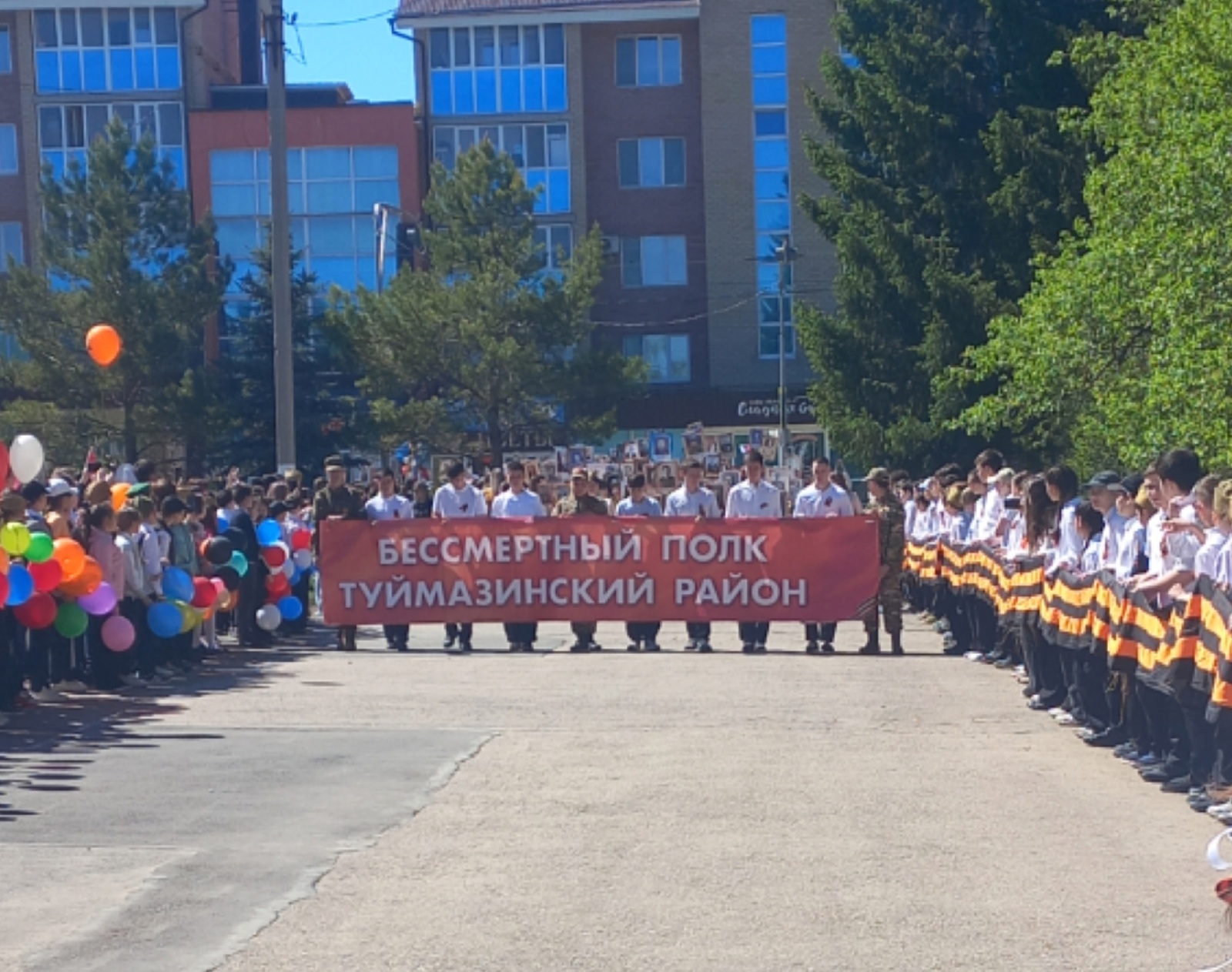 В Туймазах в школе организовали шествие «Бессмертного полка»