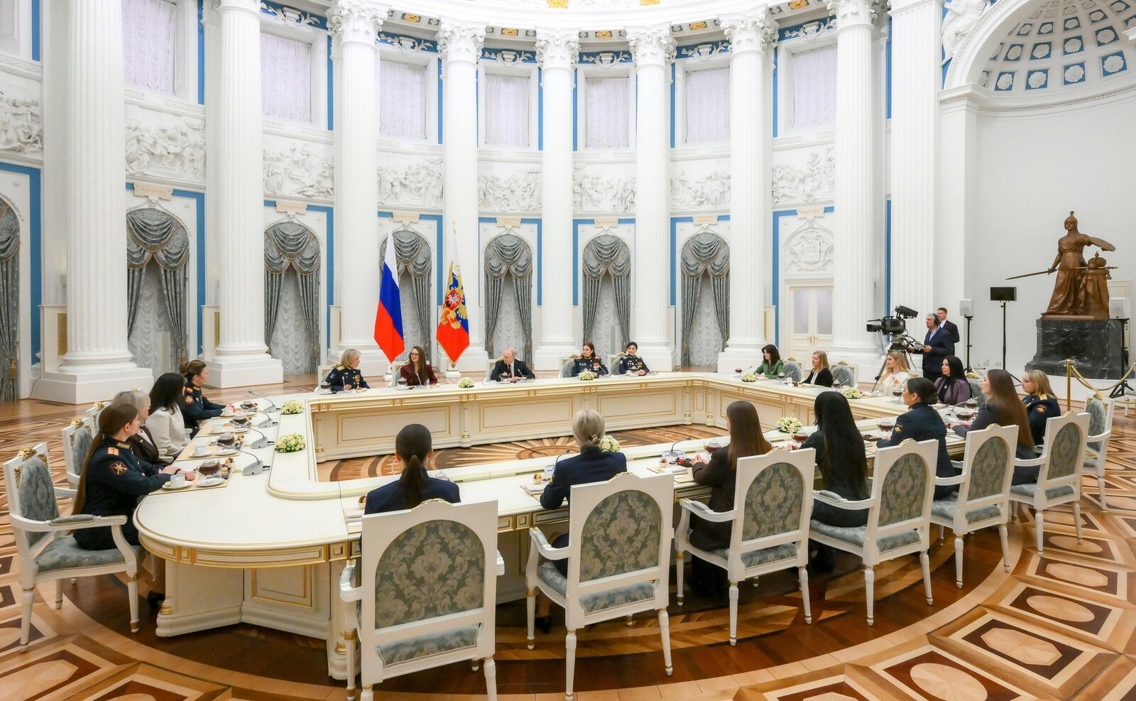 Путин поздравил женщин с предстоящим праздником