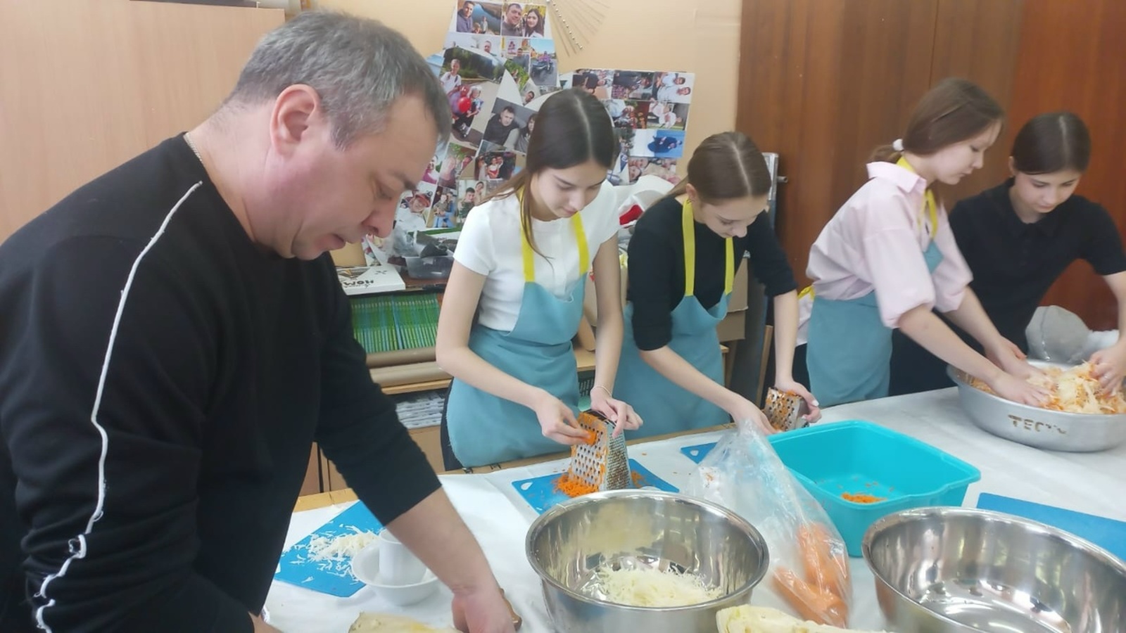 Школьники из Туймазов заквасили капусту для бойцов СВО