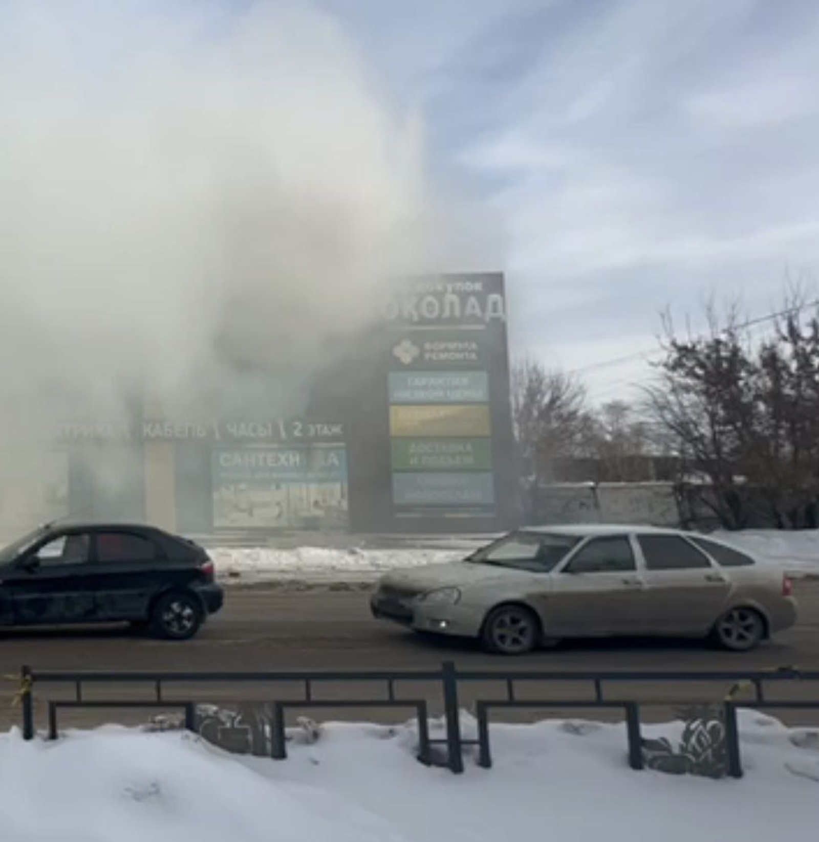 В Туймазах горит торговый центр – видео