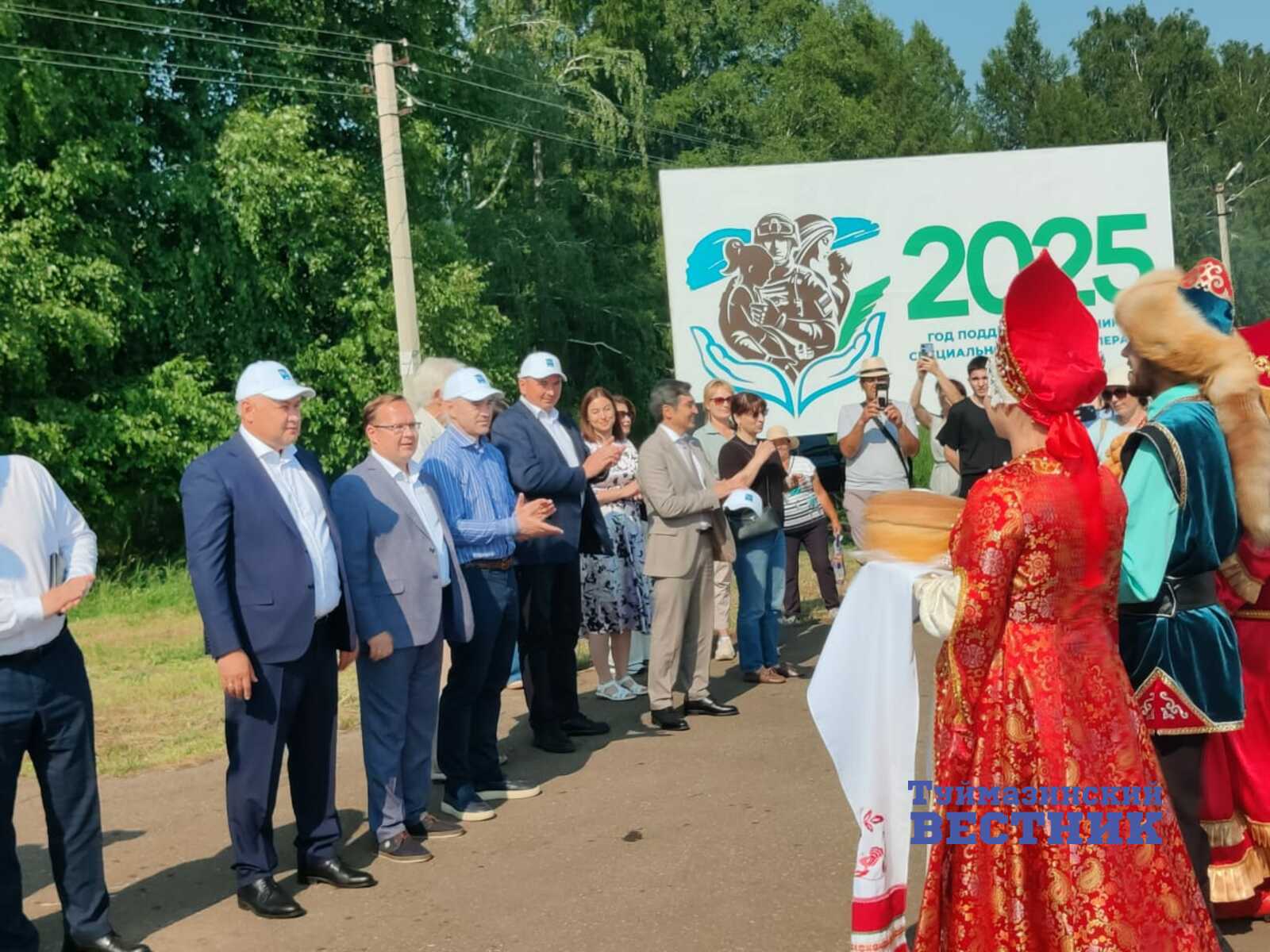 В Туймазах глава администрации поздравил гостей Сабантуя на семи языках