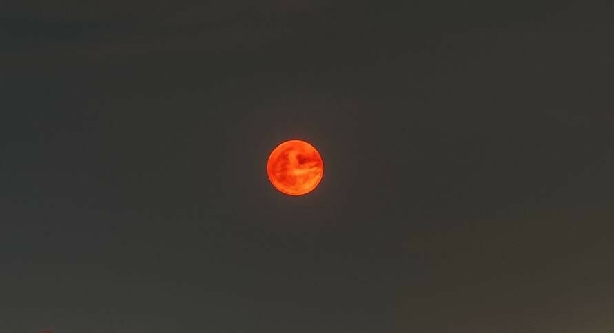 Кровавая Луна: жители Башкирии делятся снимками лунного затмения