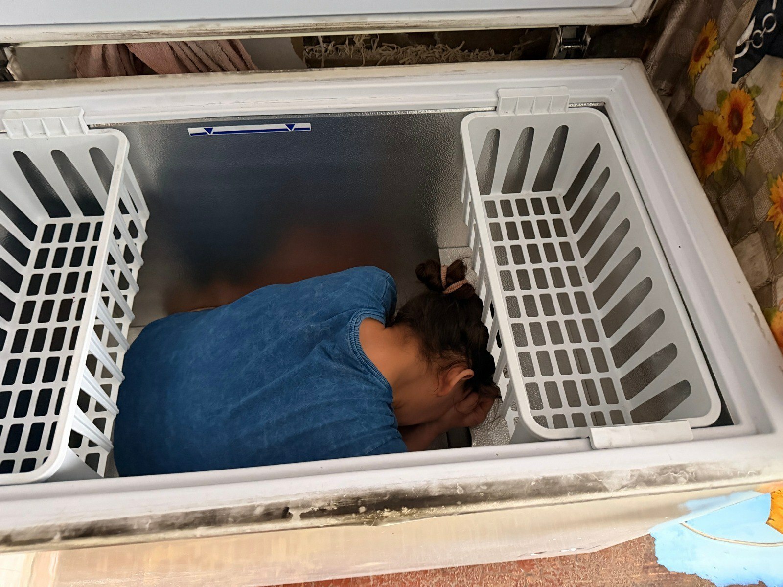 В Башкирии многодетная мать спряталась от приставов в морозильник