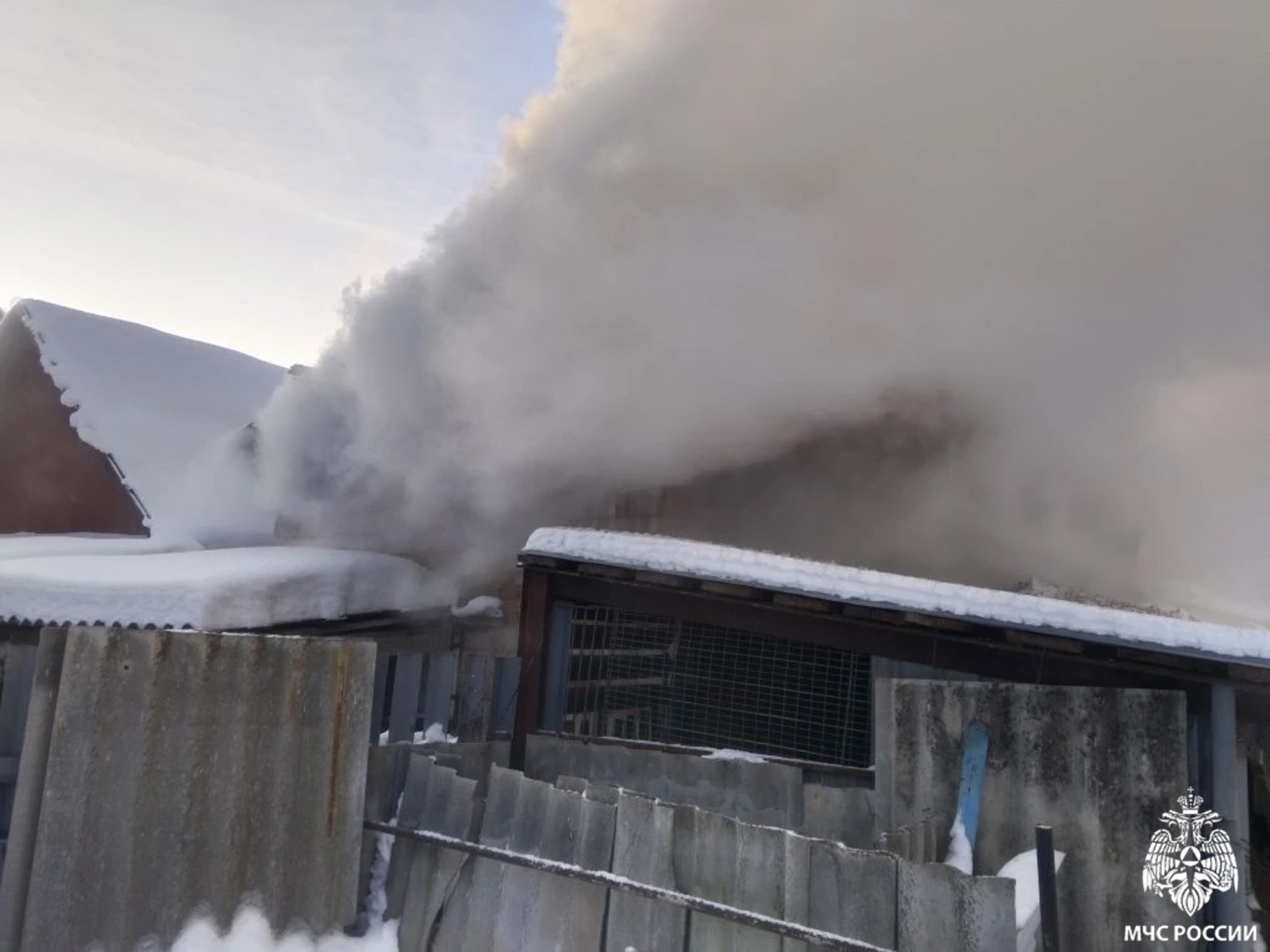 В Туймазах загорелась баня