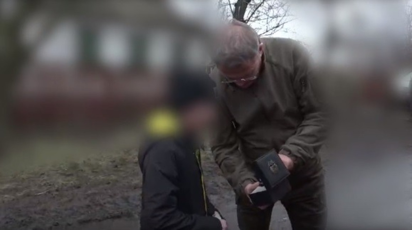 Глава Башкирии подарил мальчику из Донбасса часы