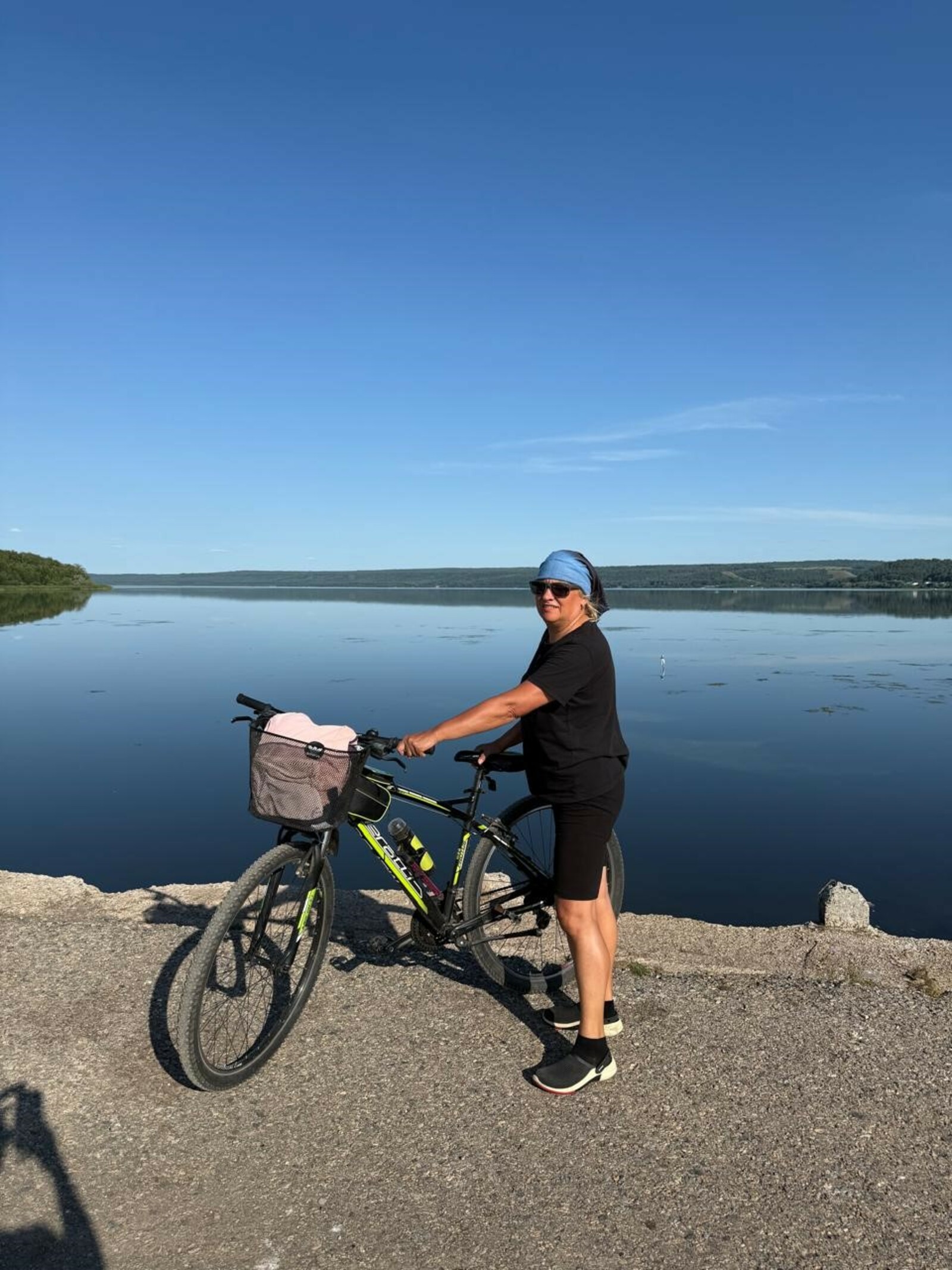 В Башкирии педагог объехала озеро Кандрыкуль на велосипеде