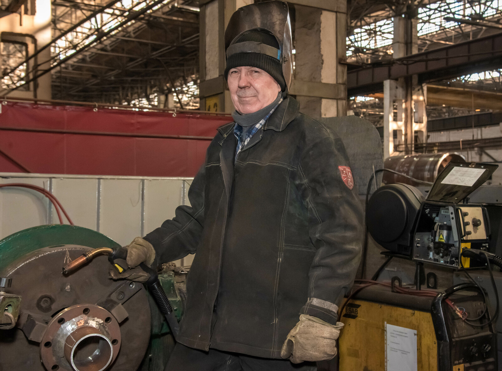 Житель Туймазов почти полвека работает на заводе электросварщиком