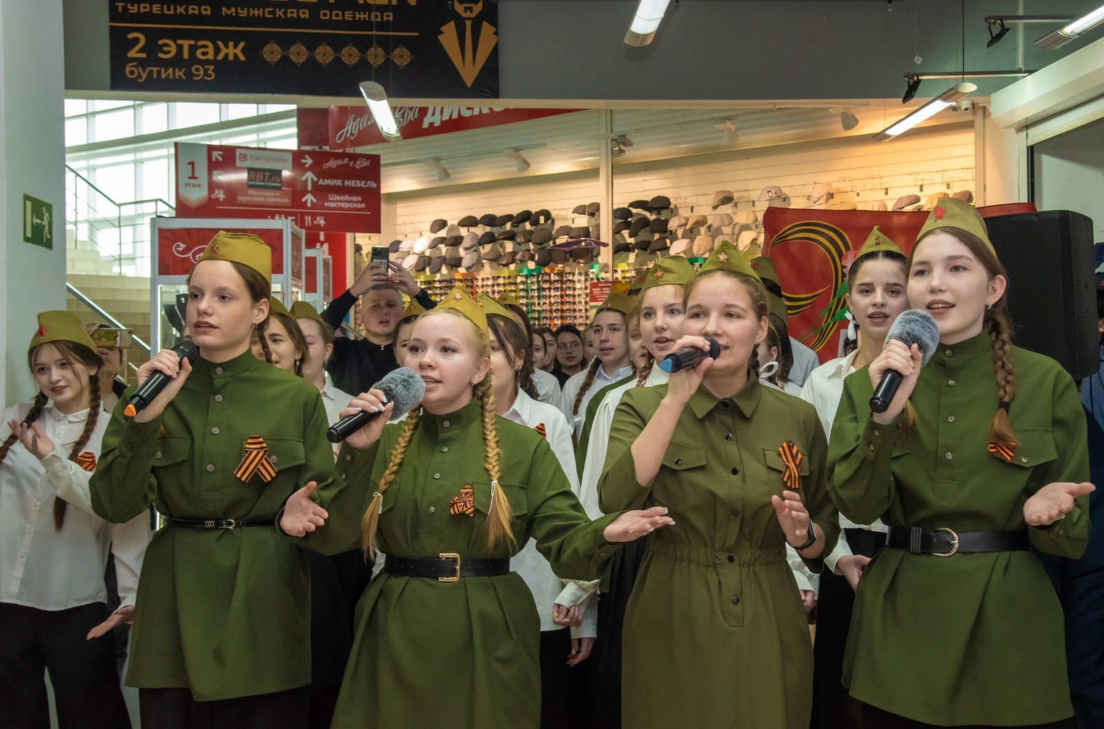 В Туймазах жители поют песни Победы