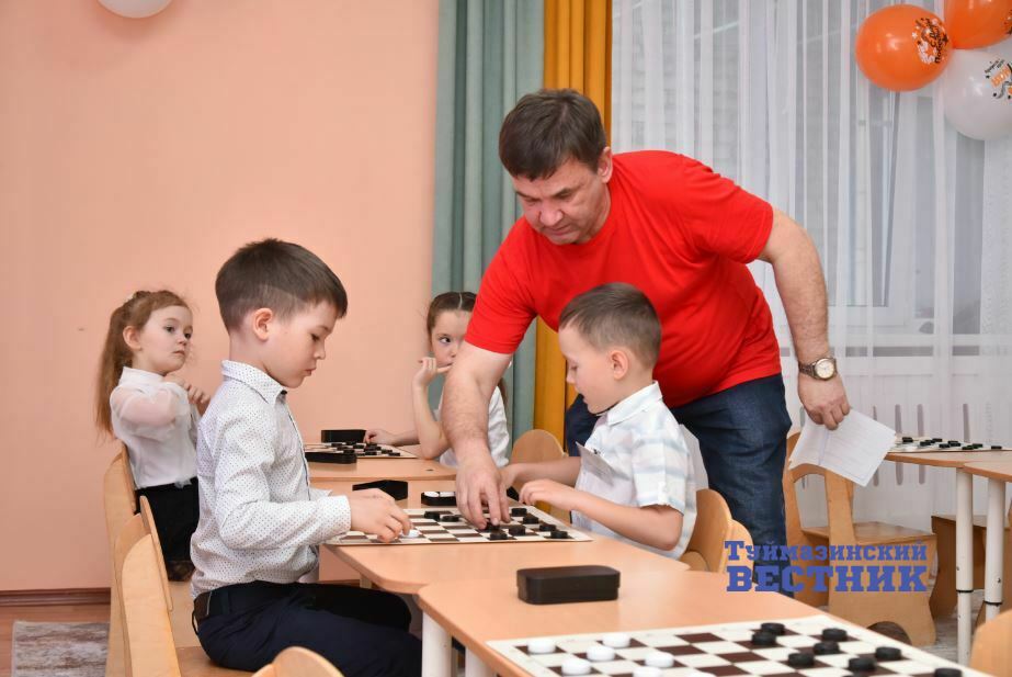 В Туймазах дошколята играют в шашки