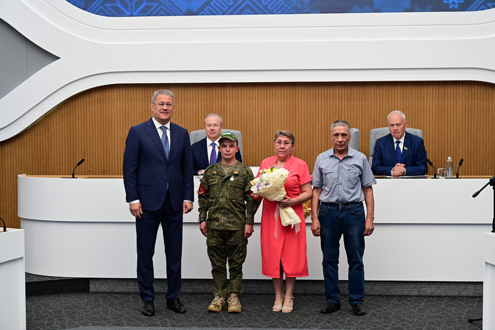 Радий Хабиров вручил медаль генерала Шаймуратова участнику СВО из Башкирии