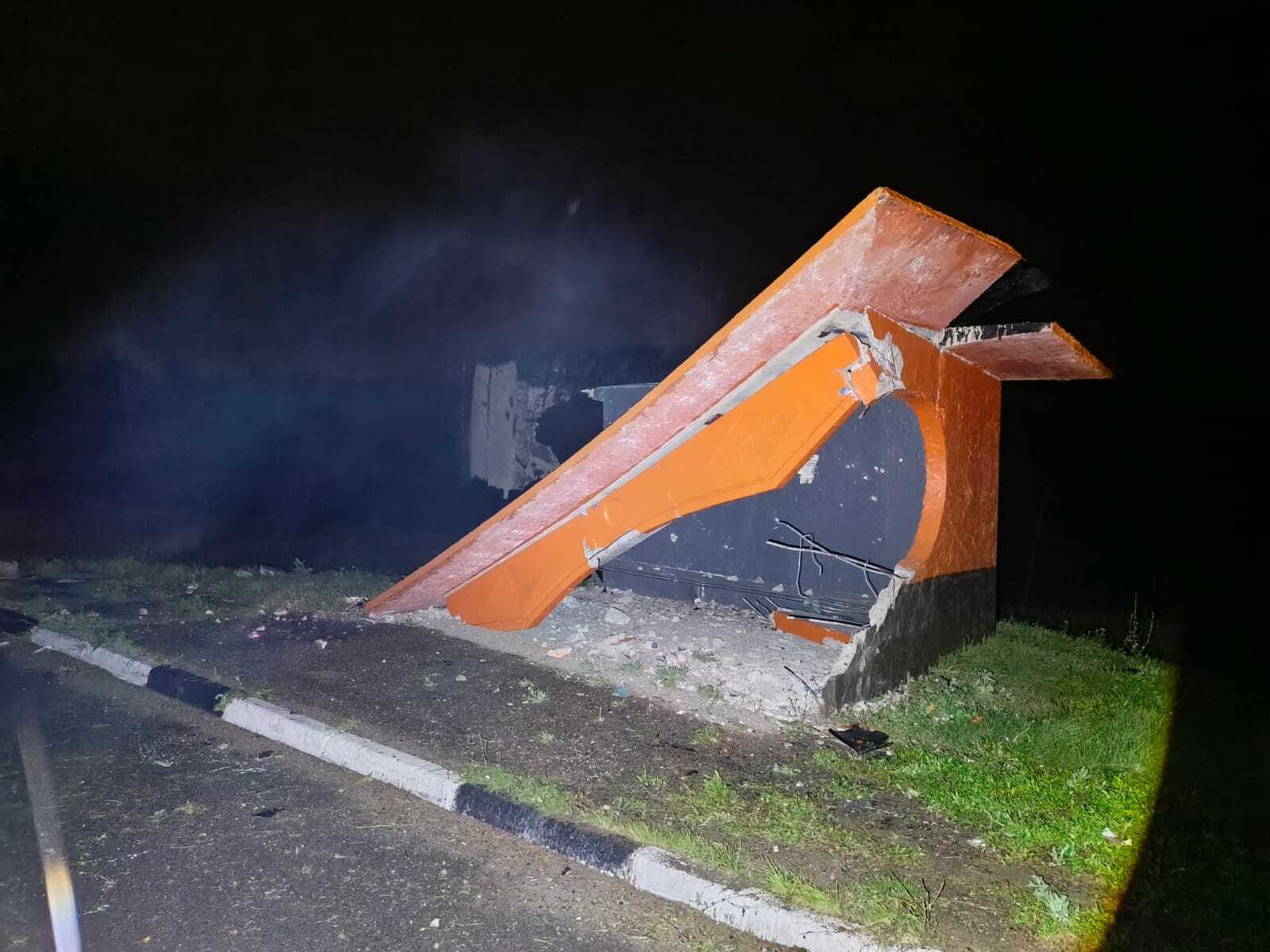 В Туймазах водитель снес остановку