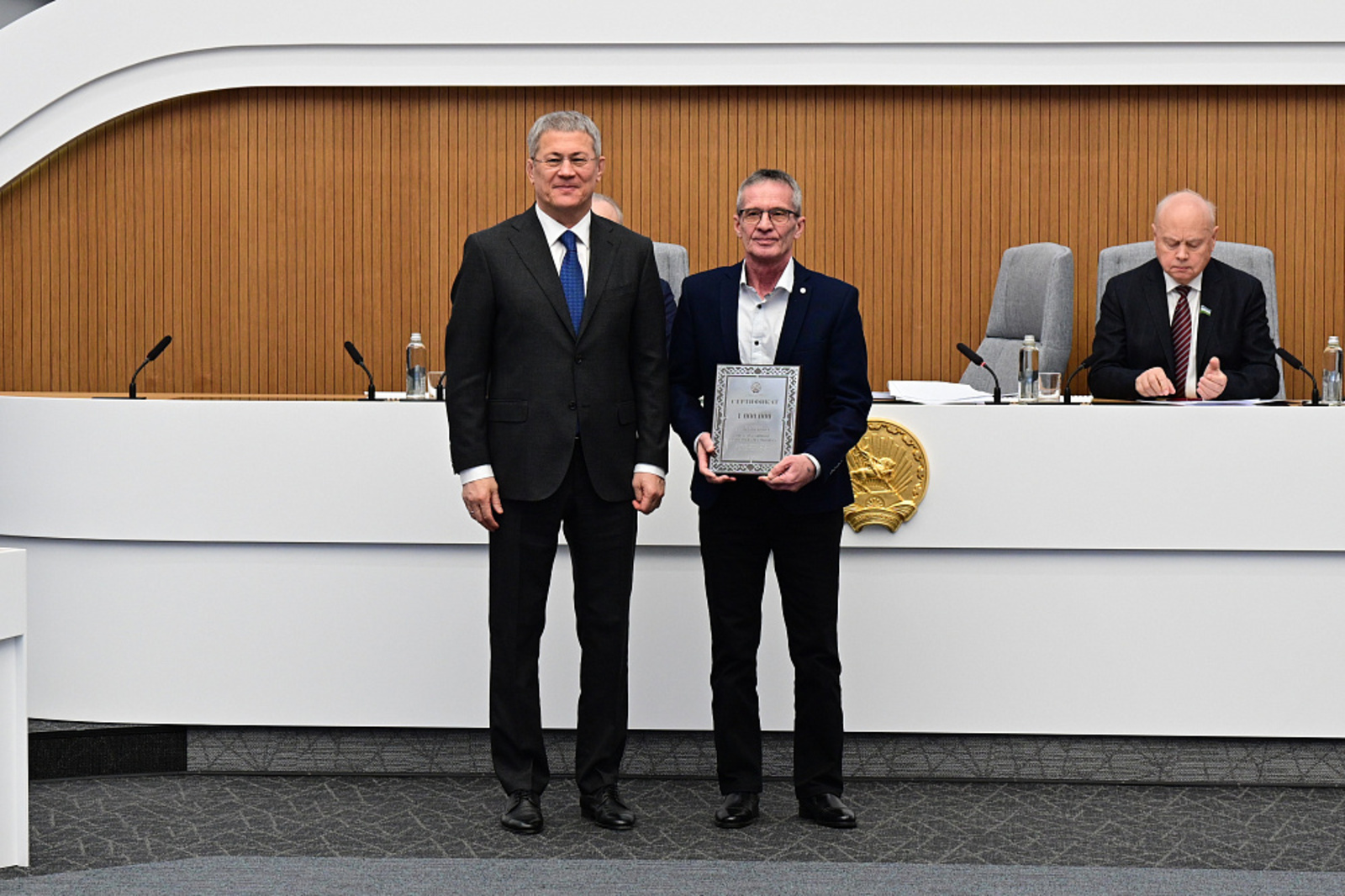 Радий Хабиров вручил тренеру из Туймазов сертификат на миллион