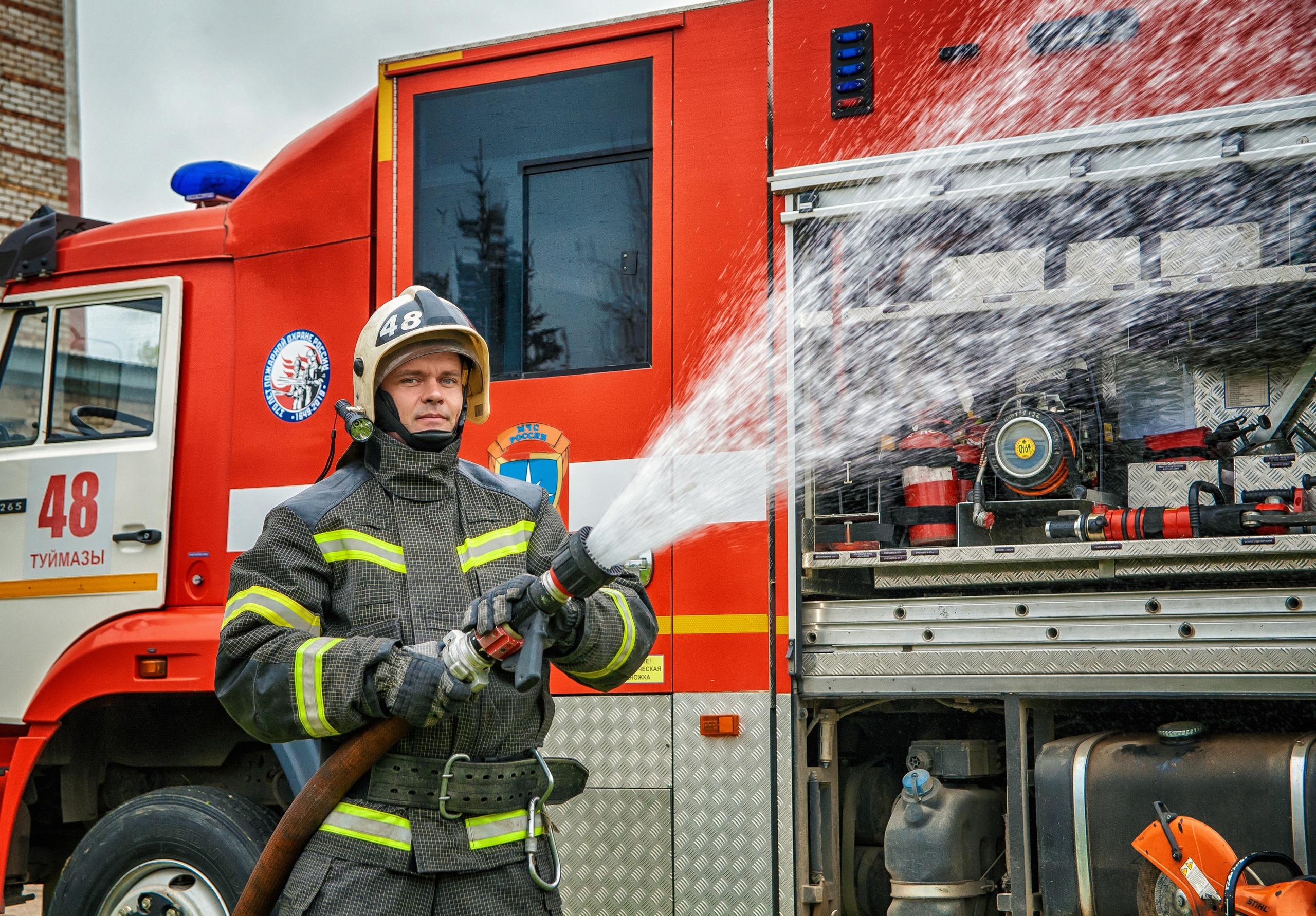 В Туймазах пожарные приняли участие в брутальной фотосессии - фоторепортаж