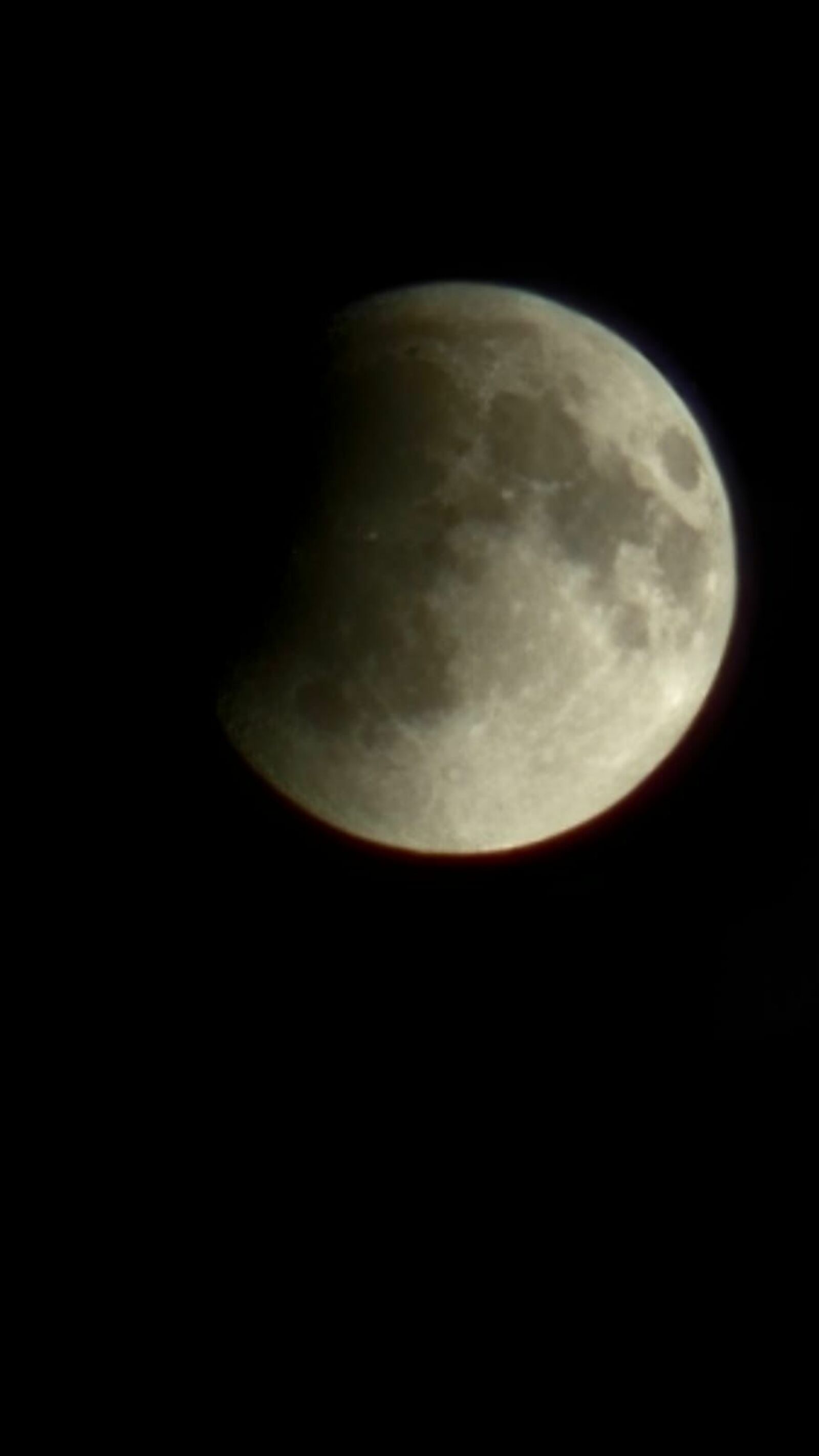 Кровавая Луна: жители Башкирии делятся снимками лунного затмения