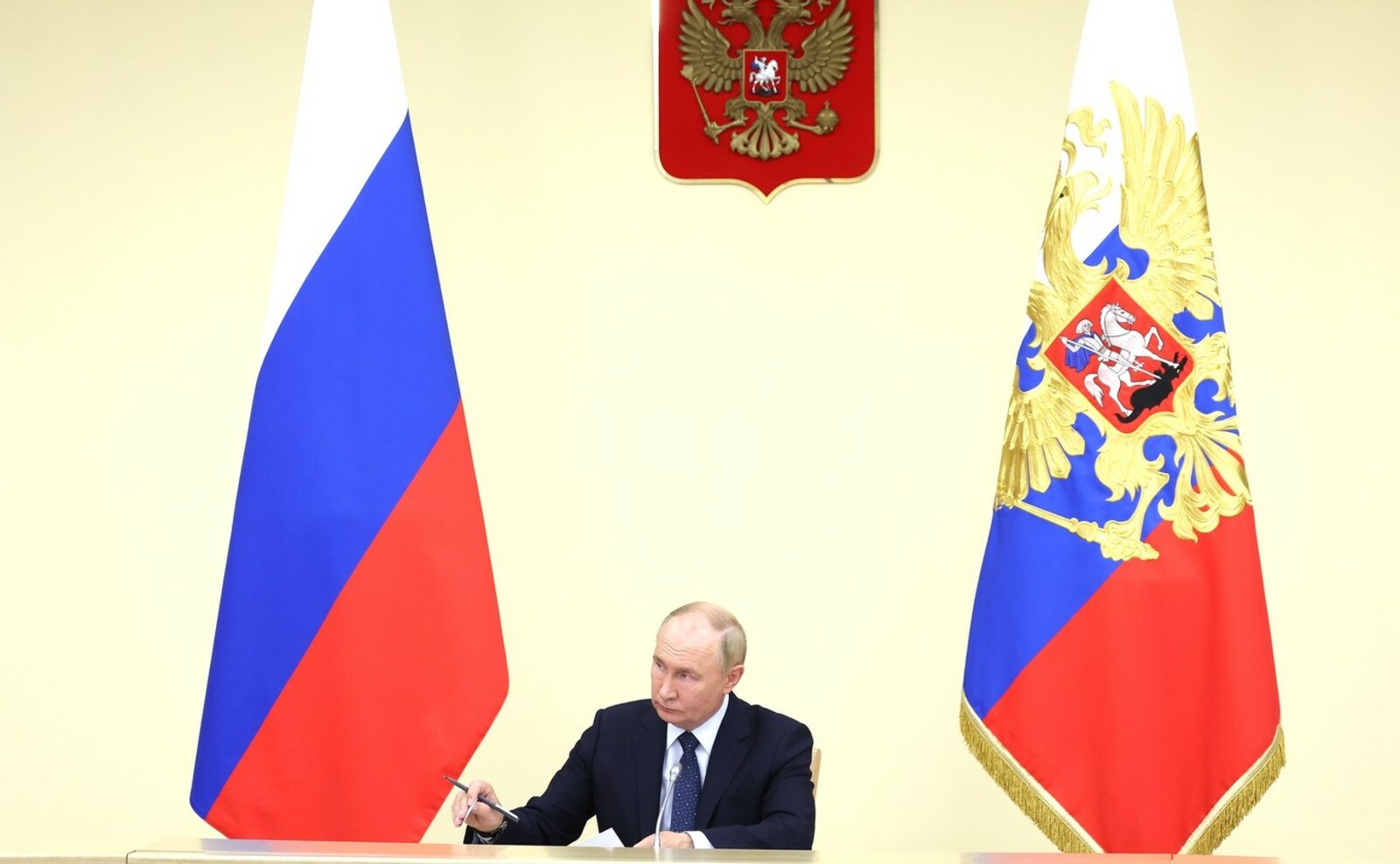 Путин приказал приостановить боевые действия на Украине