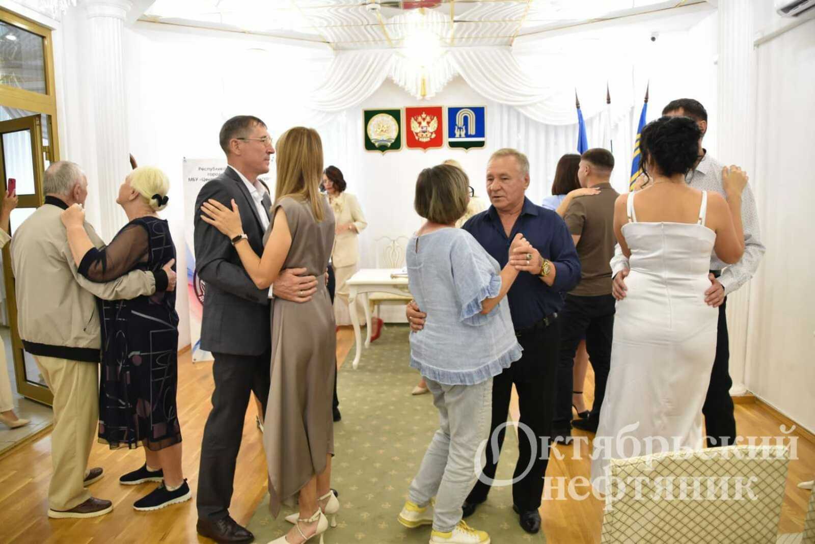 В Башкирии ветеран СВО отметил с супругой бумажную свадьбу на фестивале