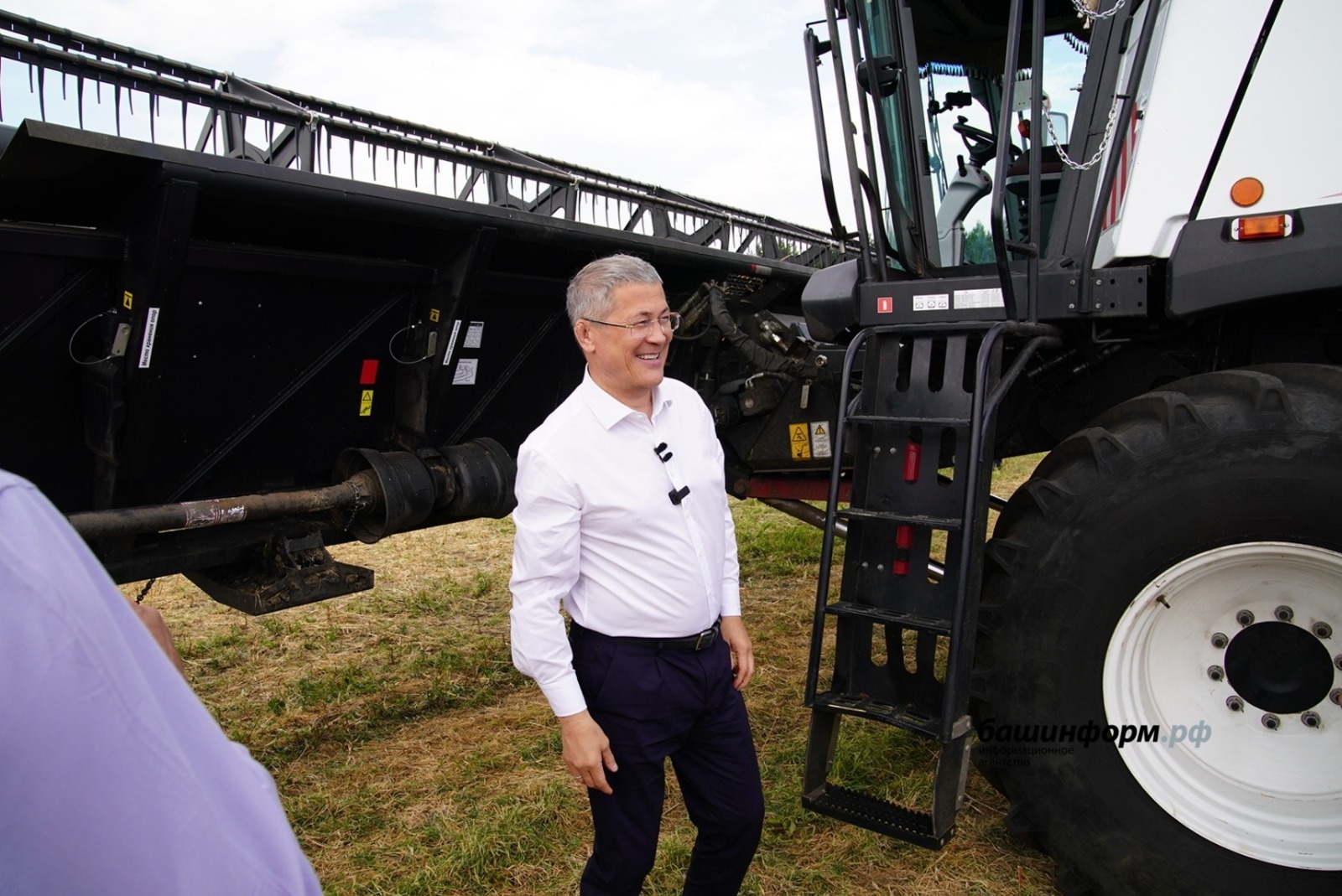Радий Хабиров за рулем комбайна дал старт уборочной кампании в Башкирии