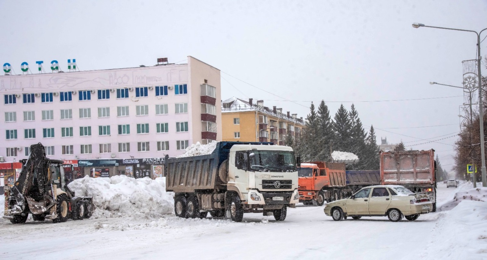 В Туймазах с центральной городской площади вывезли около 300 машин снега