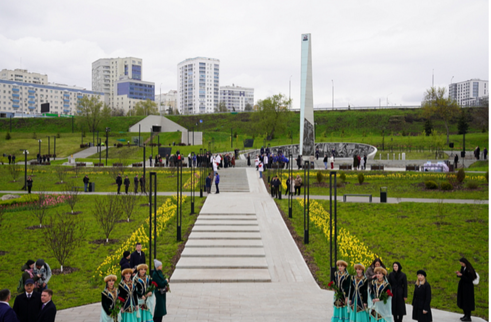 Радий Хабиров возложил цветы к стеле «Уфа – город трудовой доблести»