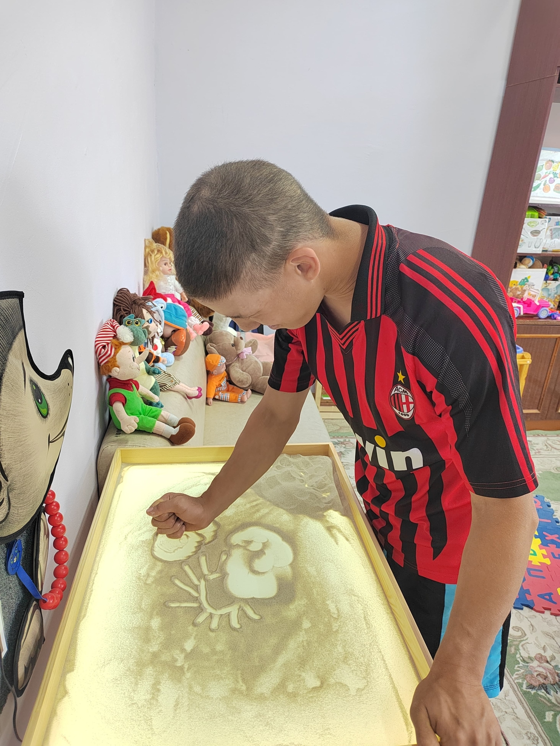 В детском доме-интернате Башкирии детей учили рисовать песком