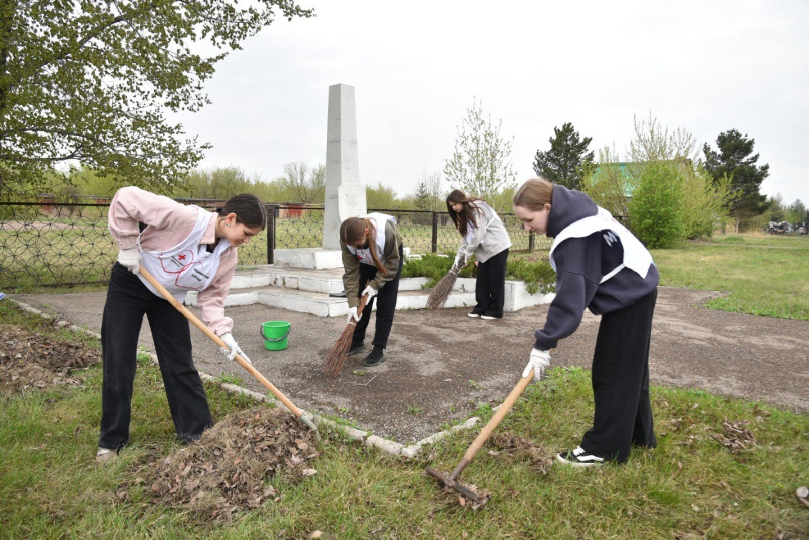 В Туймазах студенты-волонтеры навели порядок на братских могилах