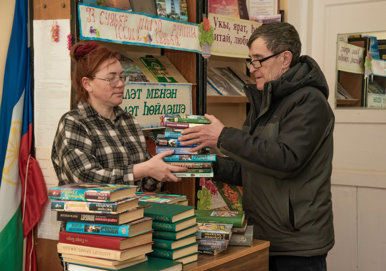 «Туймазинский вестник» передал книги сельской библиотеке