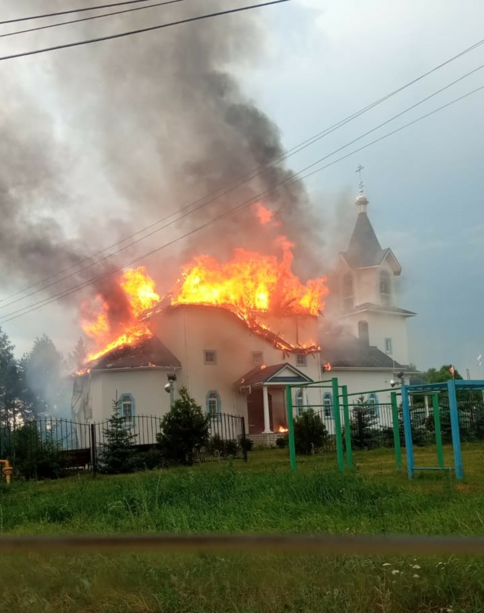 В Туймазинском районе от удара молнии загорелась церковь - видео