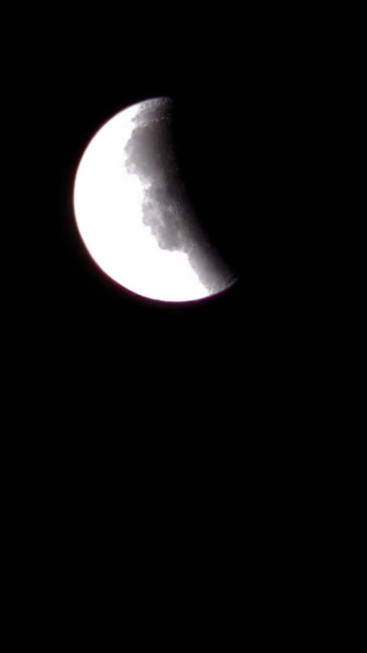 Кровавая Луна: жители Башкирии делятся снимками лунного затмения