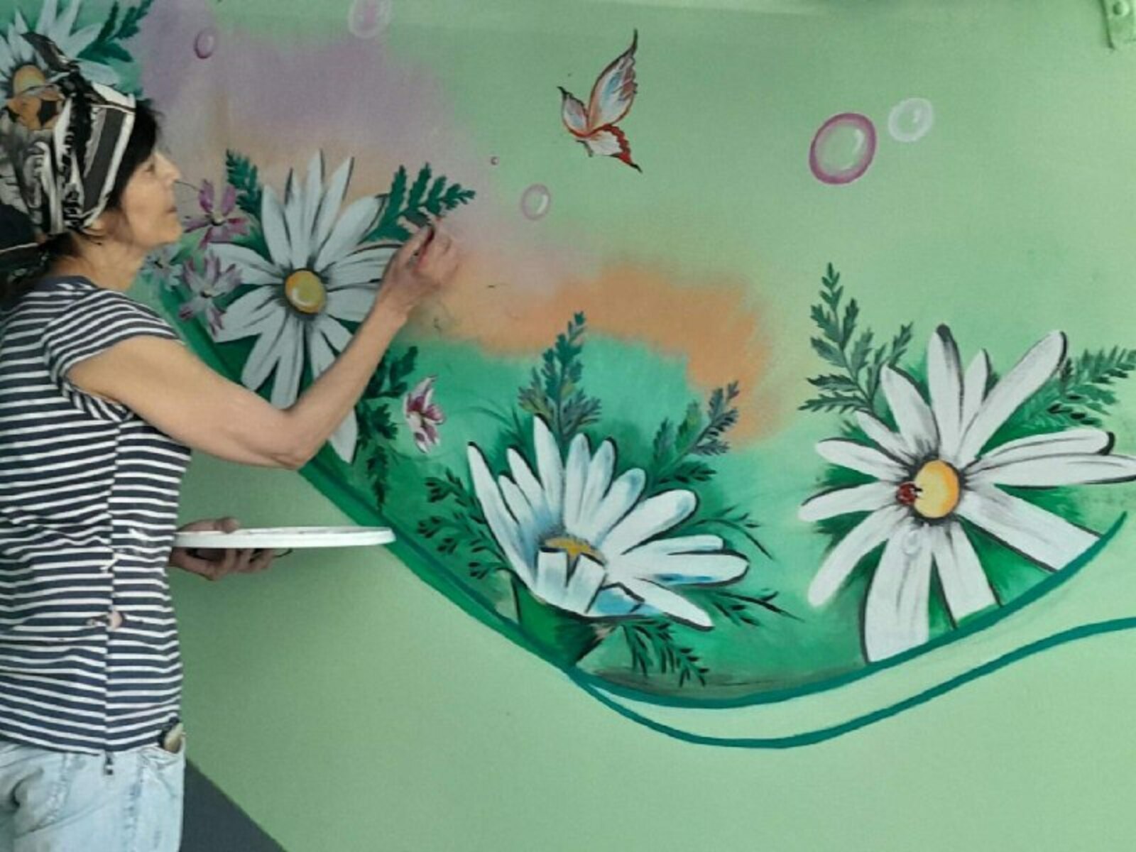В Башкирии подъезды домов расписывает художник