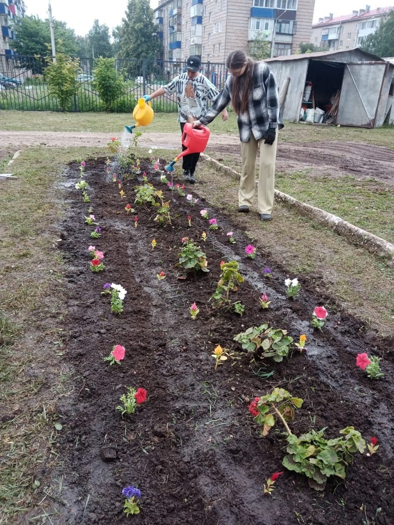 В Туймазах школьники посадили цветы Победы