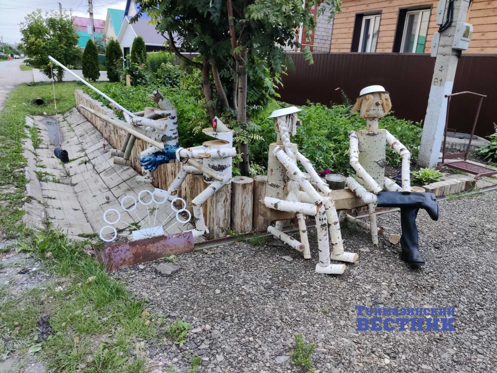 Житель Башкирии украшает придомовую территорию удивительными вещами