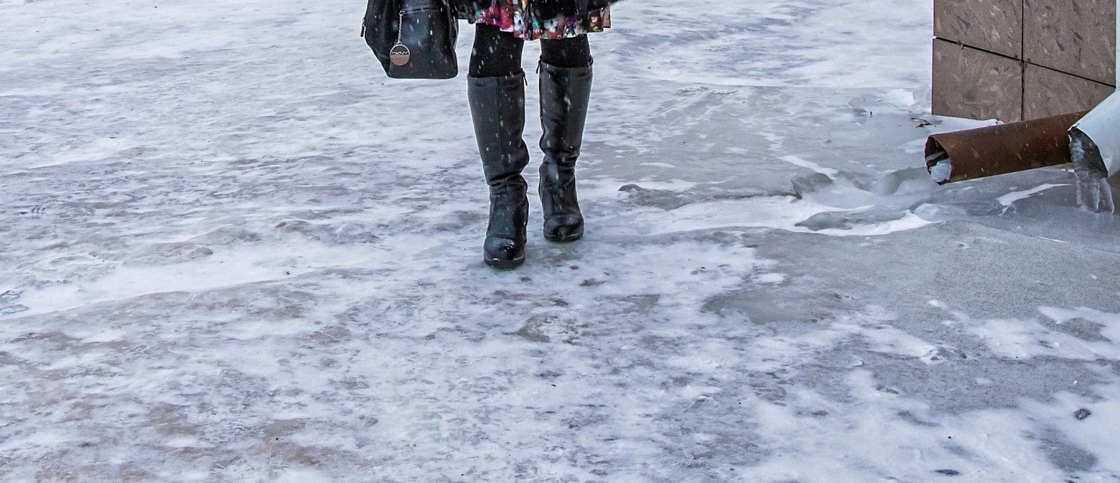 В Туймазах девушка поскользнулась на крыльце магазина и сломала позвонки