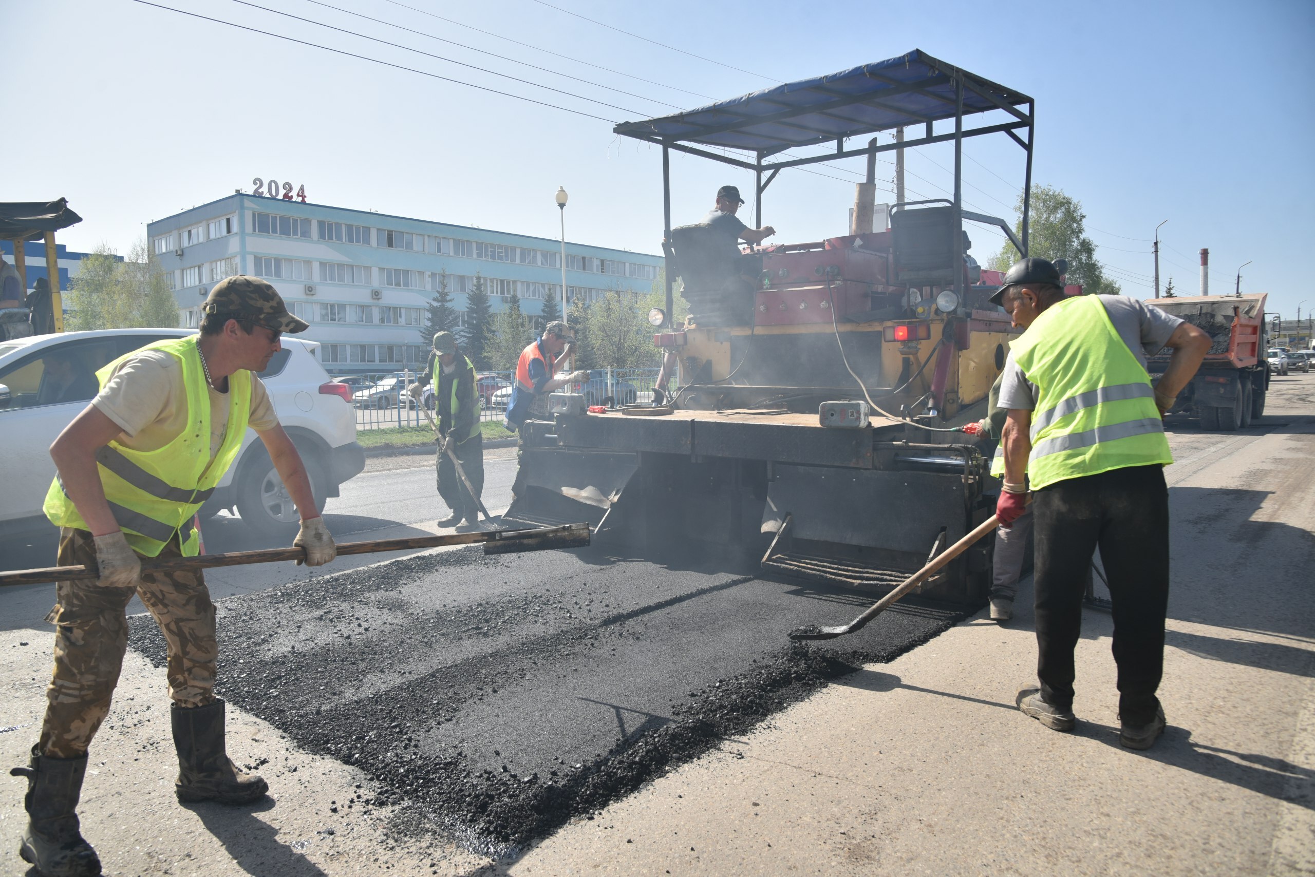 В Туймазах ремонтируют дорогу на улицах Чапаева и Горького