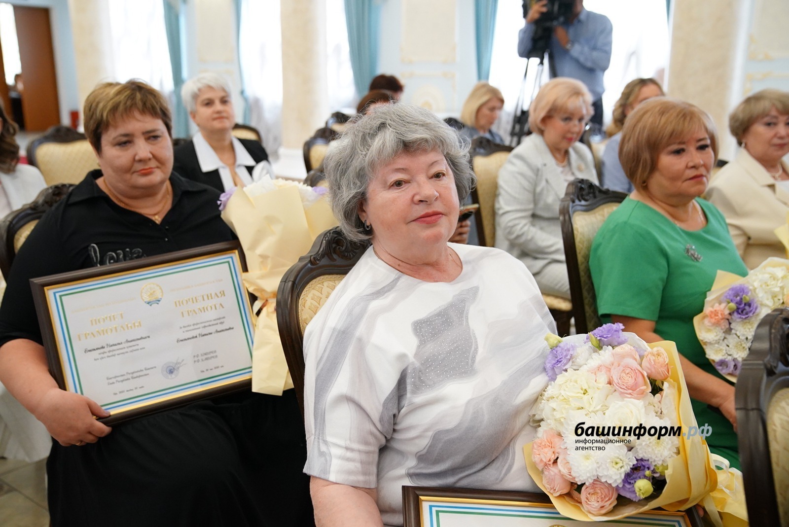 В Башкирии глава региона поздравил соцработников с профессиональным праздником